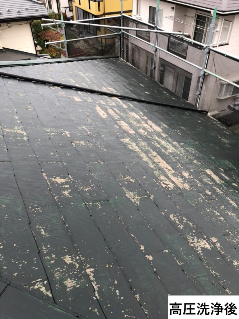 高圧洗浄後の屋根です。屋根の痛みや塗装の剥がれがしっかりと確認できます。